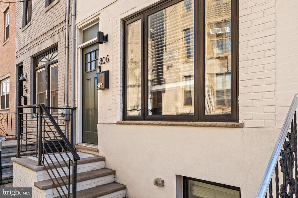 Image 4 of property listing at 806 DUDLEY ST, Philadelphia, PA 19148