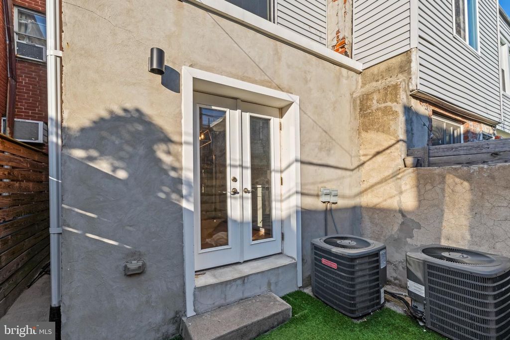 Image 30 of property listing at 806 DUDLEY ST, Philadelphia, PA 19148