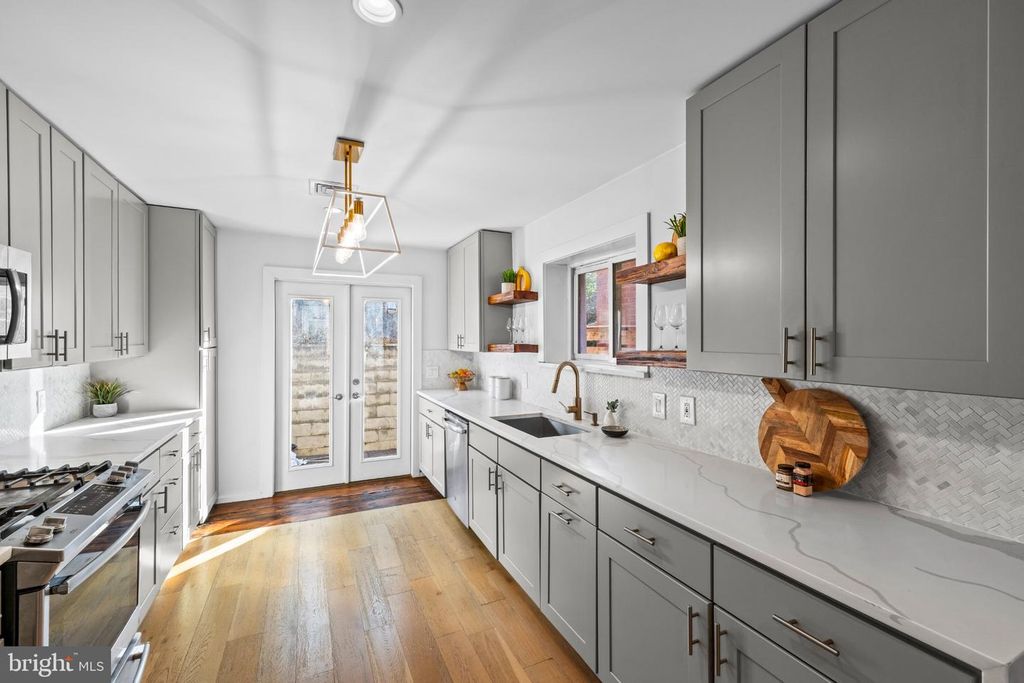 Image 9 of property listing at 806 DUDLEY ST, Philadelphia, PA 19148