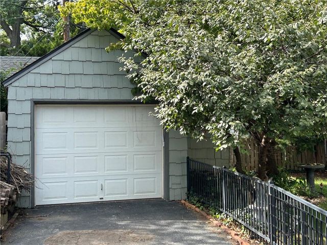 6848 Locust Street, Kansas City, MO 64131
