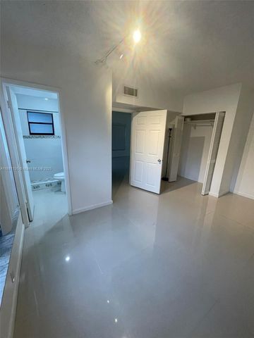2718 S University Dr 17C, Davie, FL 33328