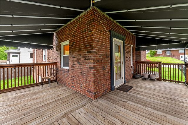 415 Pershing Dr, New Kensington, PA 15068