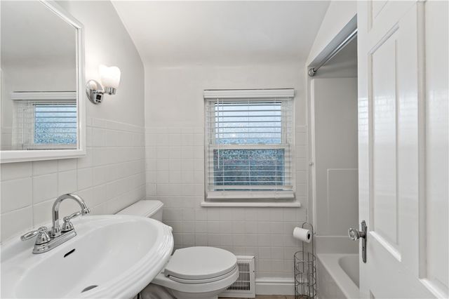 415 Pershing Dr, New Kensington, PA 15068