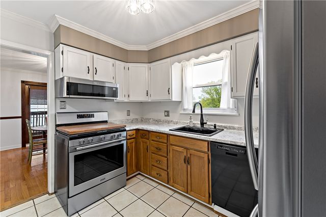 415 Pershing Dr, New Kensington, PA 15068