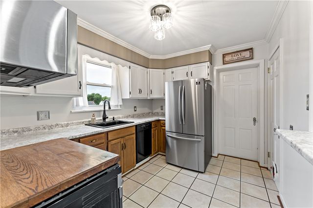 415 Pershing Dr, New Kensington, PA 15068