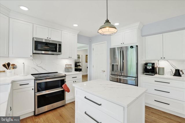 300 ROBIN HOOD DR, Yardley, PA 19067