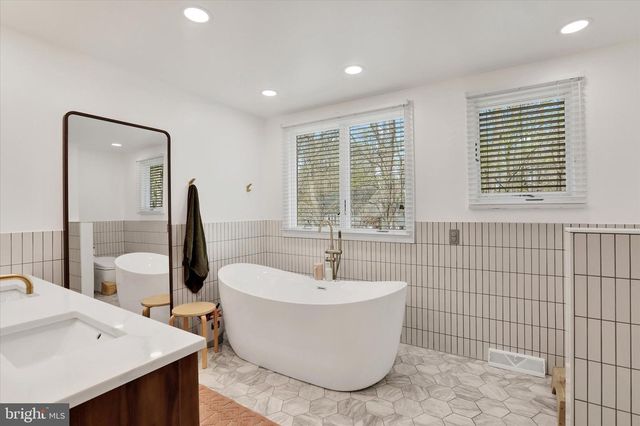 300 ROBIN HOOD DR, Yardley, PA 19067