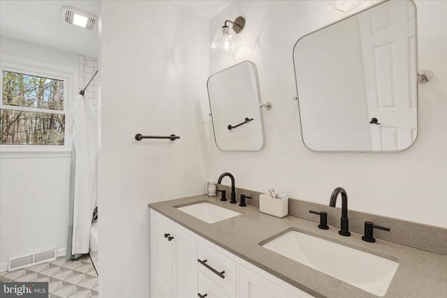 300 ROBIN HOOD DR, Yardley, PA 19067