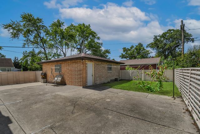 8044 Menard Avenue, Burbank, IL 60459