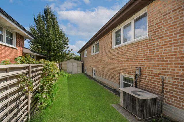 8044 Menard Avenue, Burbank, IL 60459