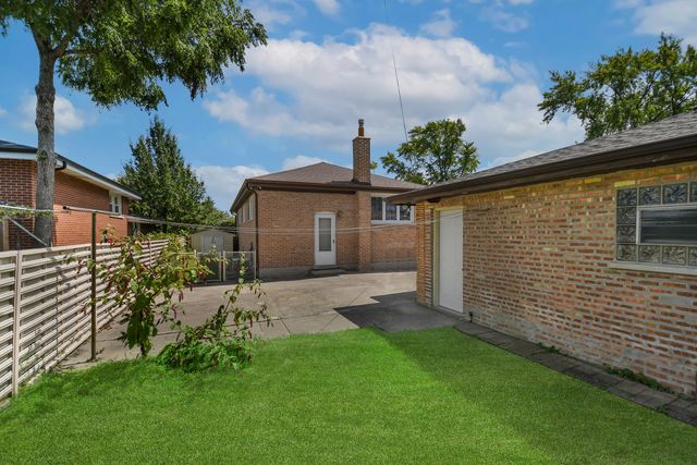 8044 Menard Avenue, Burbank, IL 60459