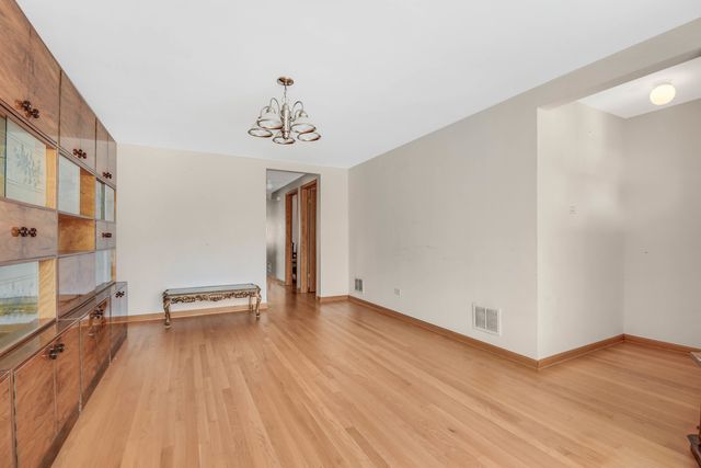 8044 Menard Avenue, Burbank, IL 60459