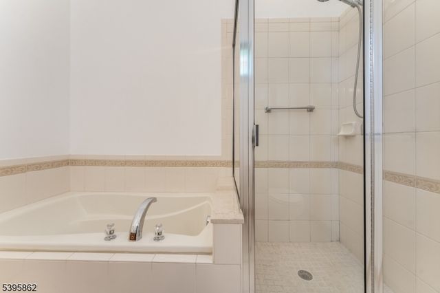 24 Dinah Dr, Lopatcong Twp., NJ 08865