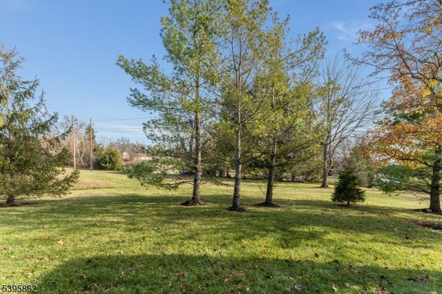 24 Dinah Dr, Lopatcong Twp., NJ 08865