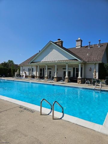 24 Dinah Dr, Lopatcong Twp., NJ 08865