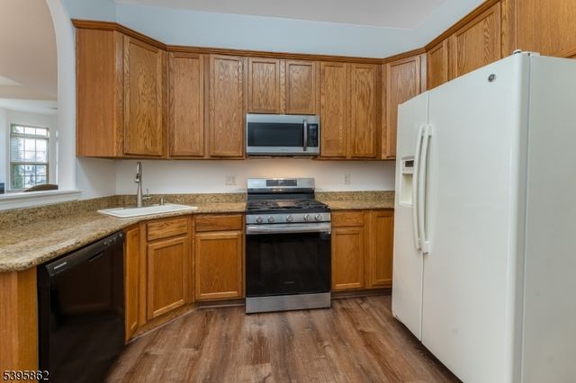 24 Dinah Dr, Lopatcong Twp., NJ 08865