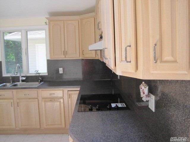 26 Ridge Drive E, Roslyn, NY 11576