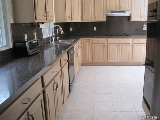 26 Ridge Drive E, Roslyn, NY 11576