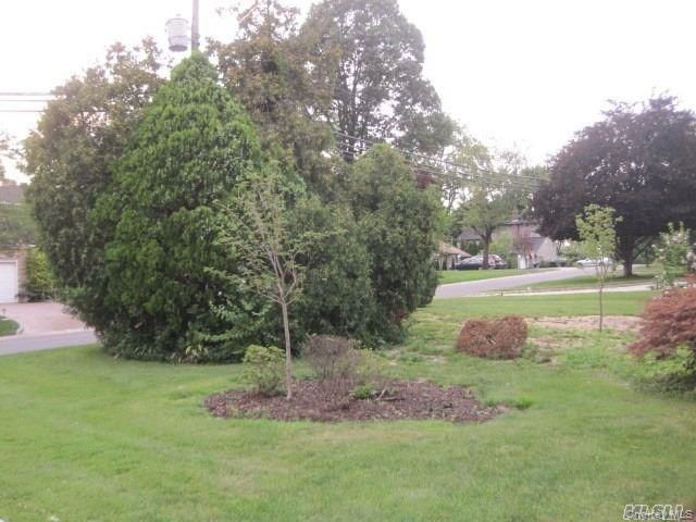 26 Ridge Drive E, Roslyn, NY 11576