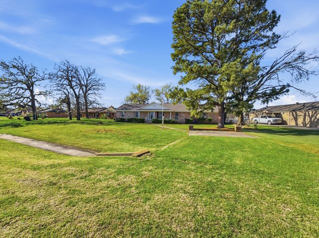 312 Charlie Drive, Whitesboro, TX 76273