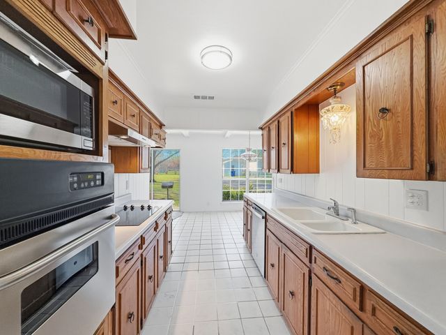 312 Charlie Drive, Whitesboro, TX 76273