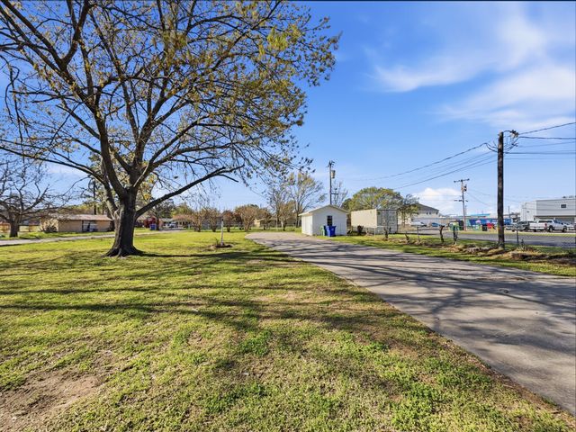 312 Charlie Drive, Whitesboro, TX 76273