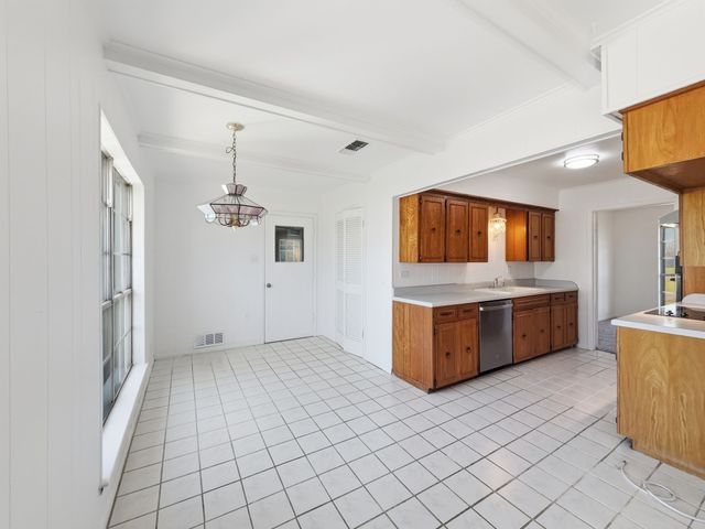 312 Charlie Drive, Whitesboro, TX 76273