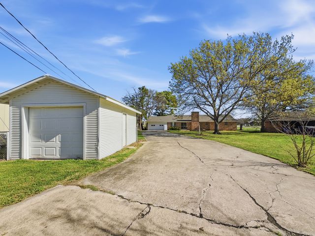 312 Charlie Drive, Whitesboro, TX 76273