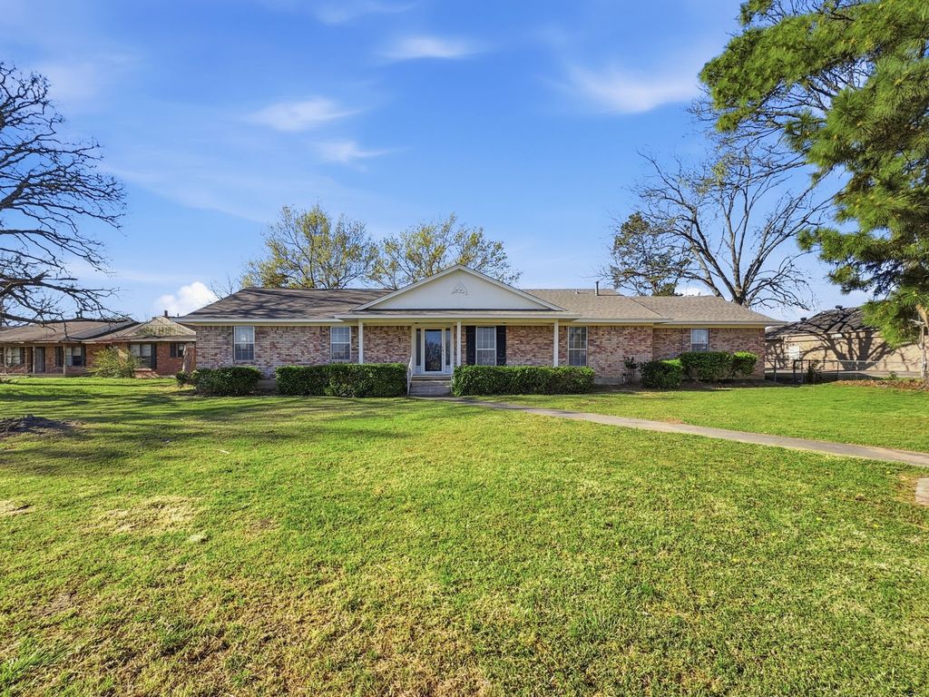 312 Charlie Drive, Whitesboro, TX 76273