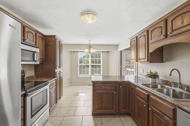 3931 S Hillsdale Avenue, Springfield, MO 65807