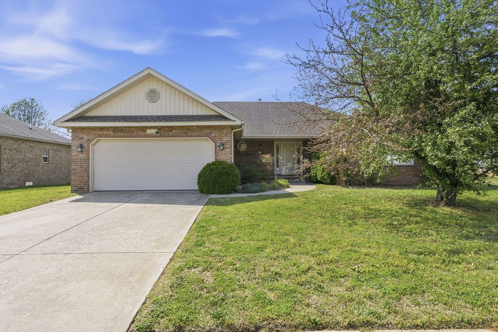 3931 S Hillsdale Avenue, Springfield, MO 65807