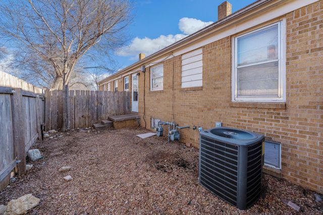 6124 E Harry St, Wichita, KS 67218