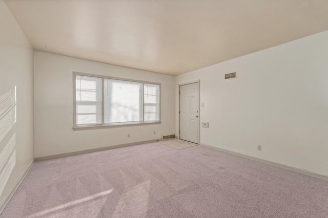 6124 E Harry St, Wichita, KS 67218