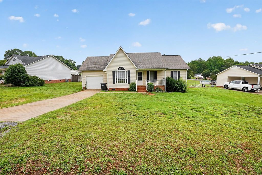 Image 1 of property listing at 2202 Rolling Green Rd, Anderson, SC 29621