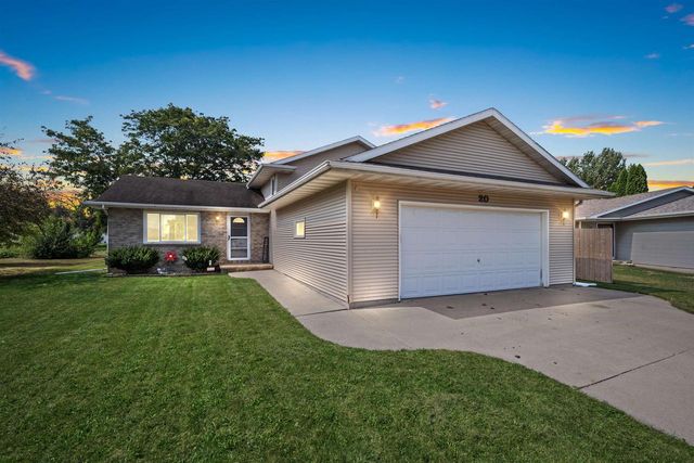 20 CHATEAU TERRACE, Oshkosh, WI 54901