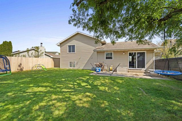 20 CHATEAU TERRACE, Oshkosh, WI 54901