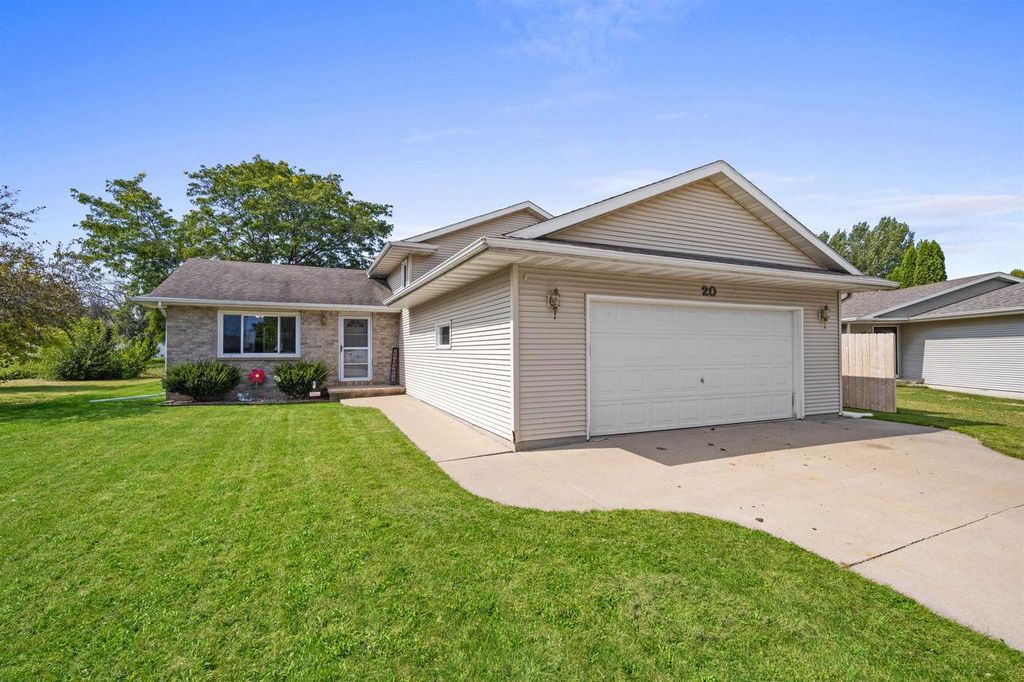 20 CHATEAU TERRACE, Oshkosh, WI 54901