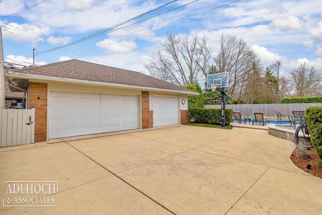 1020 Kensington Avenue, Grosse Pointe, MI 48230