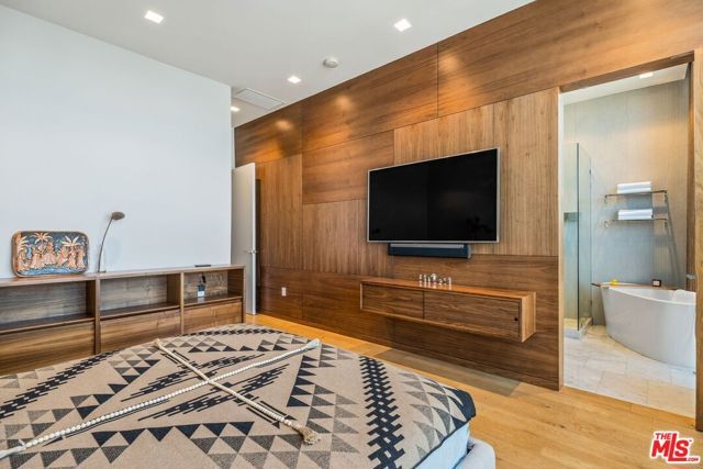 207 Hollister Avenue, Santa Monica, CA 90405