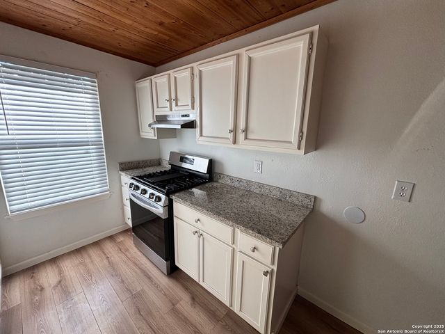 130 Meadow St, Converse, TX 78109