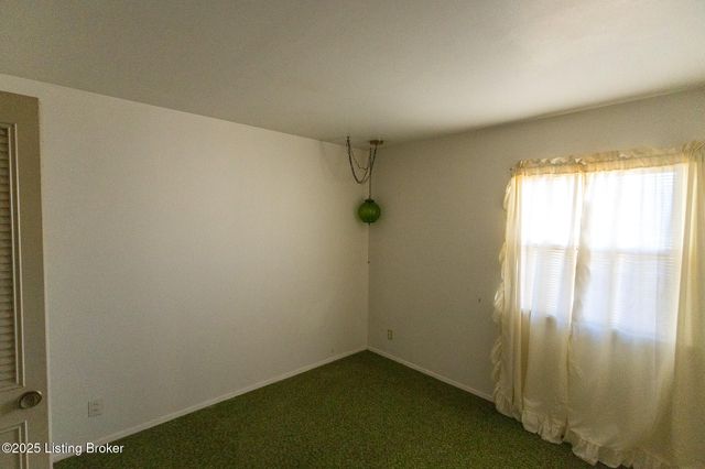 186 Crestwood Ln, Louisville, KY 40229