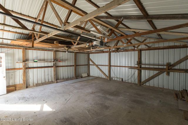 186 Crestwood Ln, Louisville, KY 40229