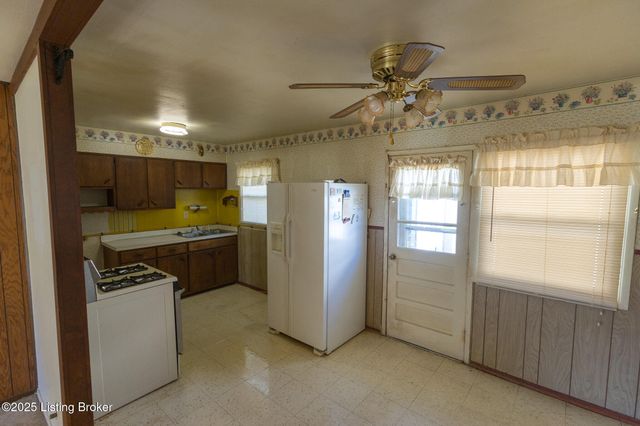 186 Crestwood Ln, Louisville, KY 40229