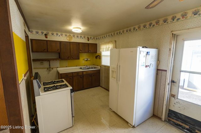 186 Crestwood Ln, Louisville, KY 40229