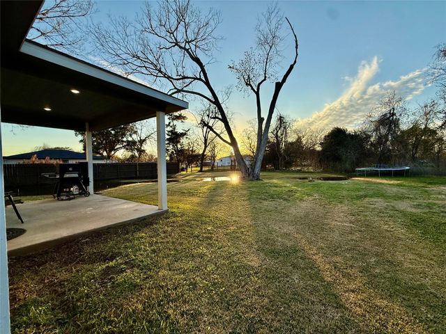 220 Brown Street, West Columbia, TX 77486