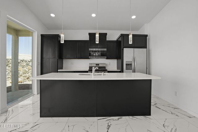 469 Santiago Munos Street, Vinton, TX 79821