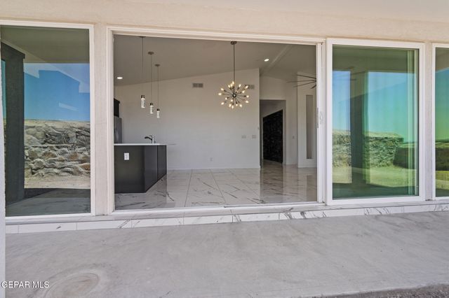 469 Santiago Munos Street, Vinton, TX 79821