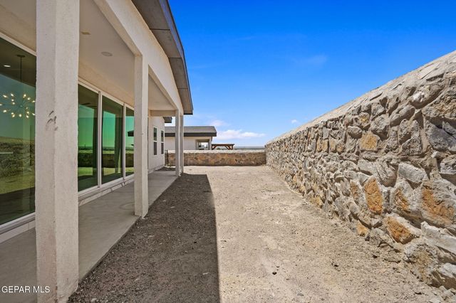 469 Santiago Munos Street, Vinton, TX 79821