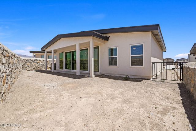 469 Santiago Munos Street, Vinton, TX 79821