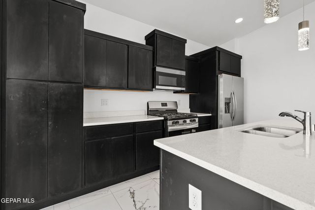 469 Santiago Munos Street, Vinton, TX 79821